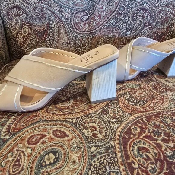 Cross Strap Nude Leather Block Heel Sandals By Oasis Society Size 8 Stylish - Picture 2 of 5